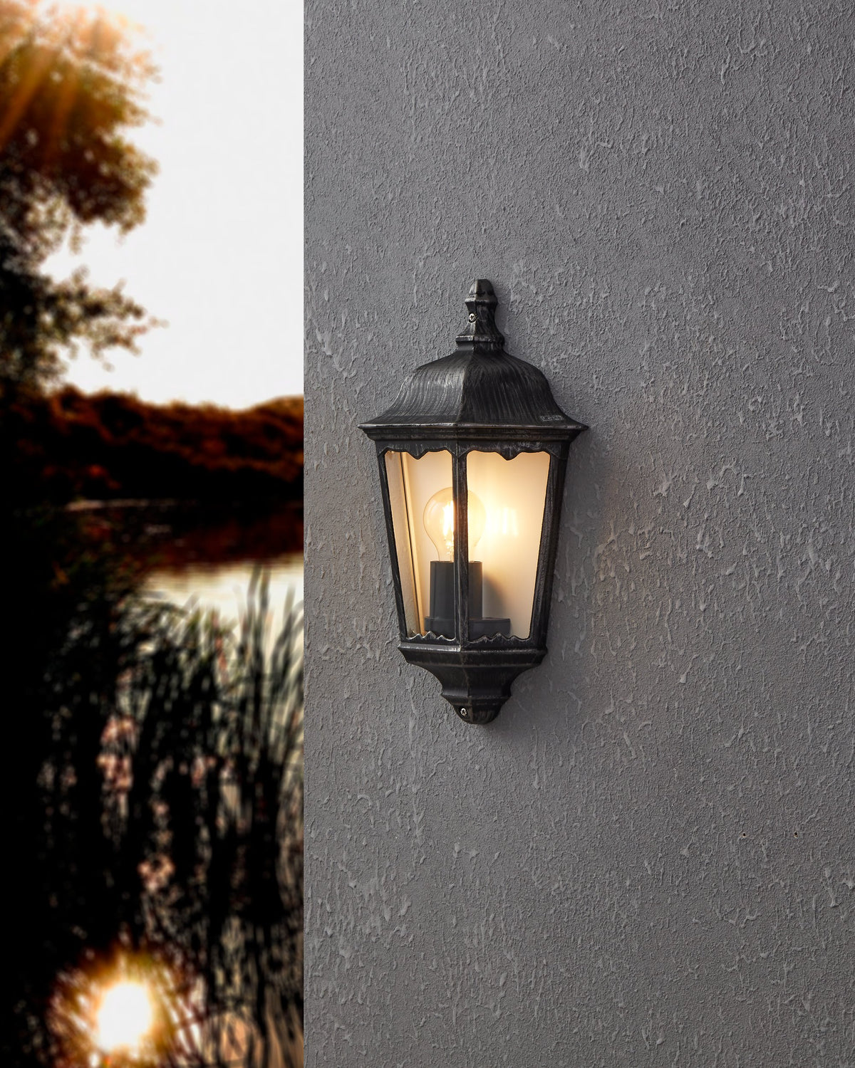 Applique allumée fixée sur un mur gris, ambiance de crépuscule en extérieur
