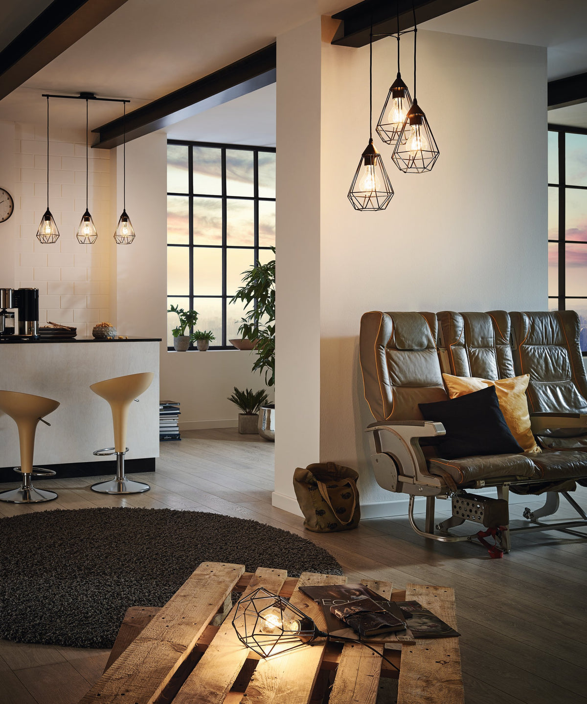 Mise en ambiance dans un salon, suspensions au-dessus d'un canapé en cuir