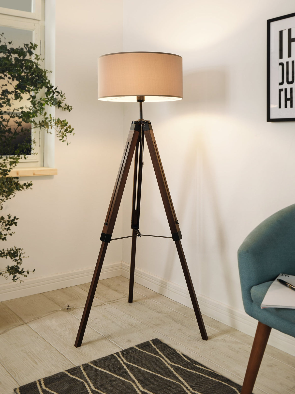Mise en ambiance du lampadaire allumé dans un salon clair près d'une fenêtre et d'un fauteuil