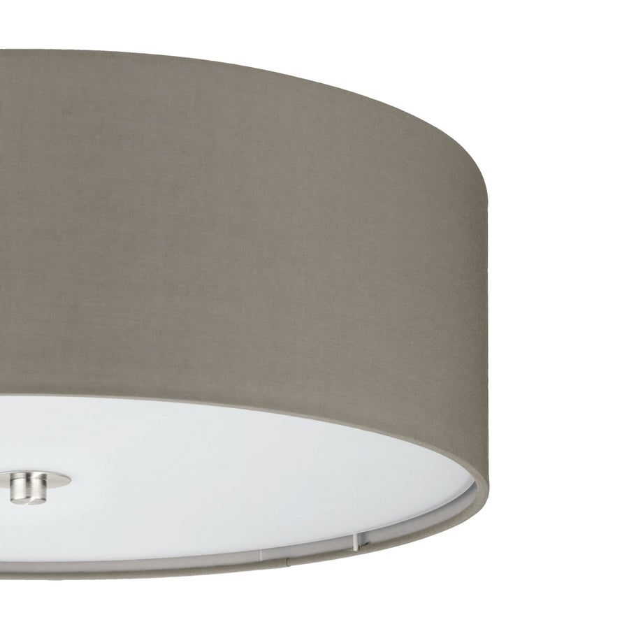 Détail rapproché du bord de l'abat-jour taupe et de la vis centrale chromée