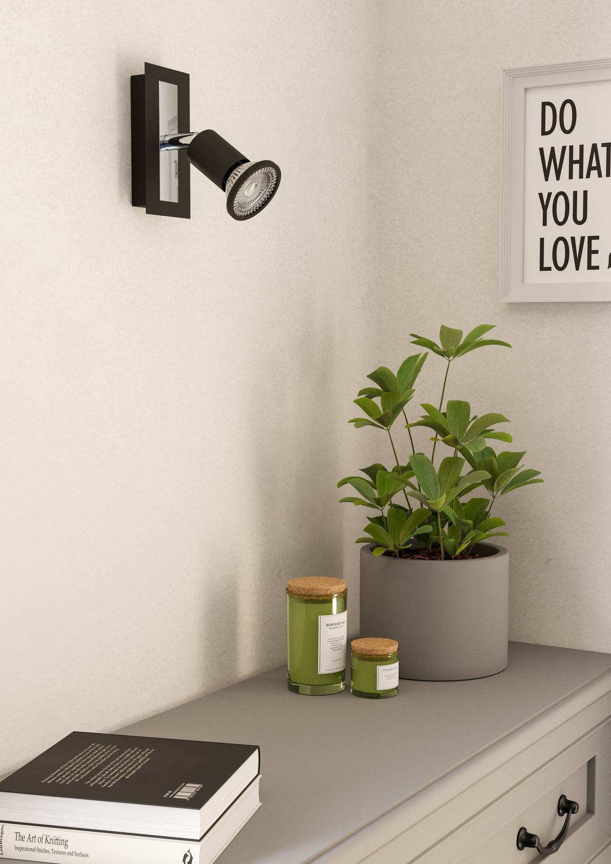 Mise en scène du spot mural éclairant un mur beige, cadre et décoration de chambre