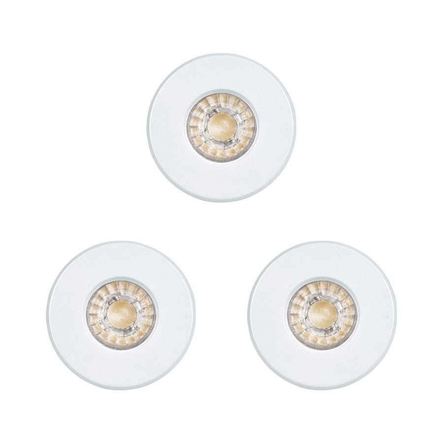 Vue de dessous de trois spots encastrés montrant la led chaude et la lentille transparente