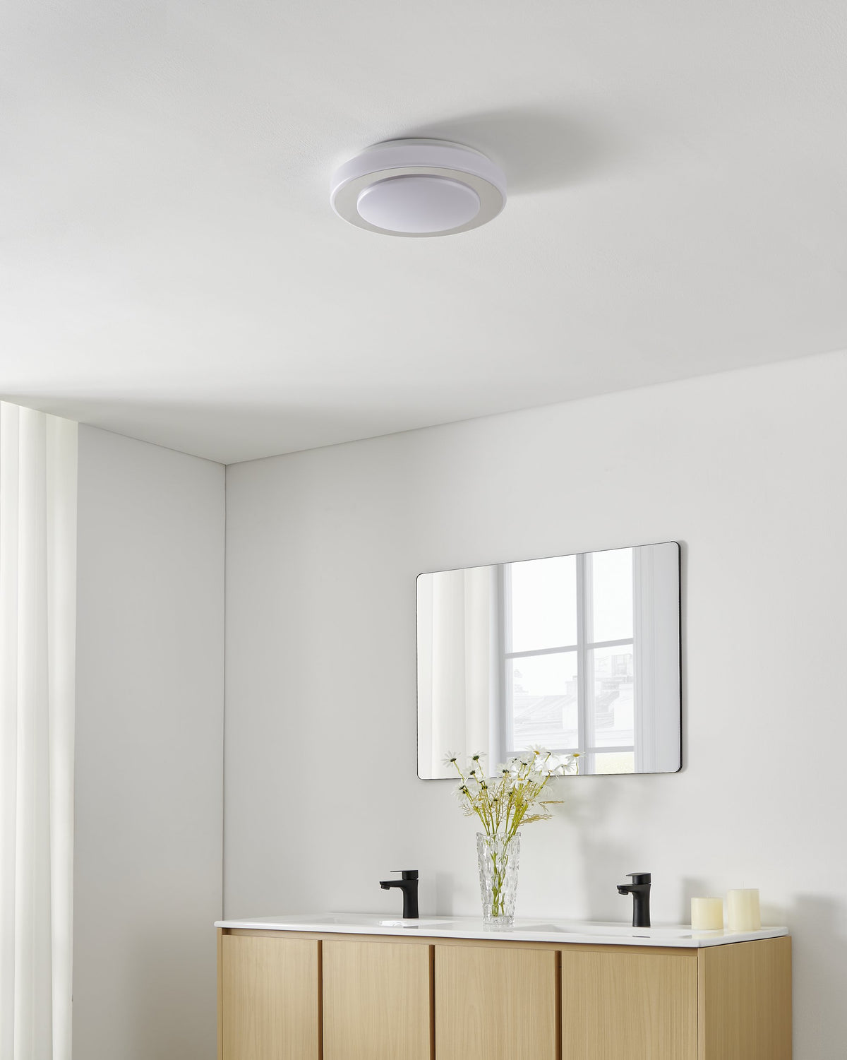 Même salle de bain, plafonnier éteint fixé au plafond blanc, lumière naturelle