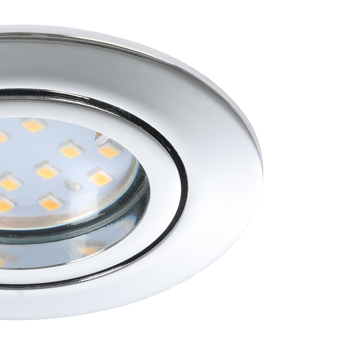 Détail rapproché de la collerette chromée et des LED du spot