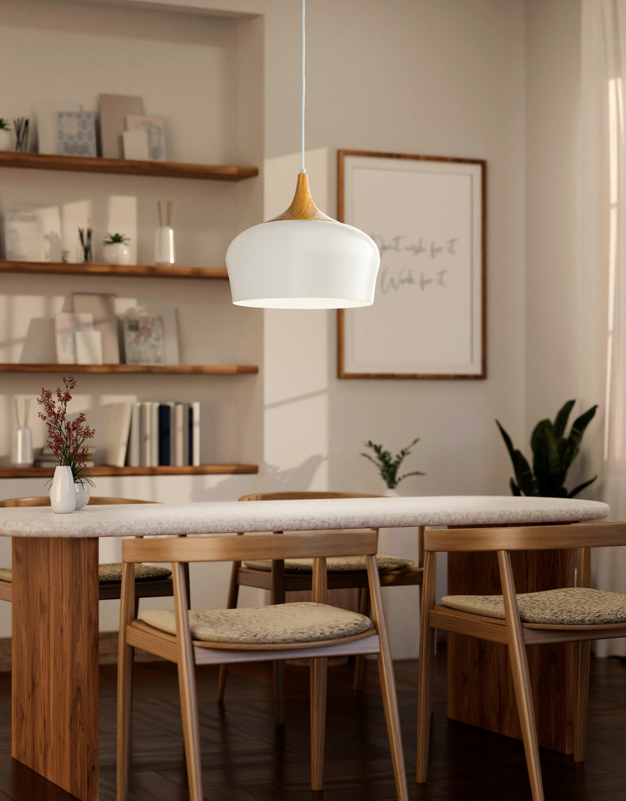 Mise en ambiance au-dessus d'une table en bois dans un intérieur très lumineux
