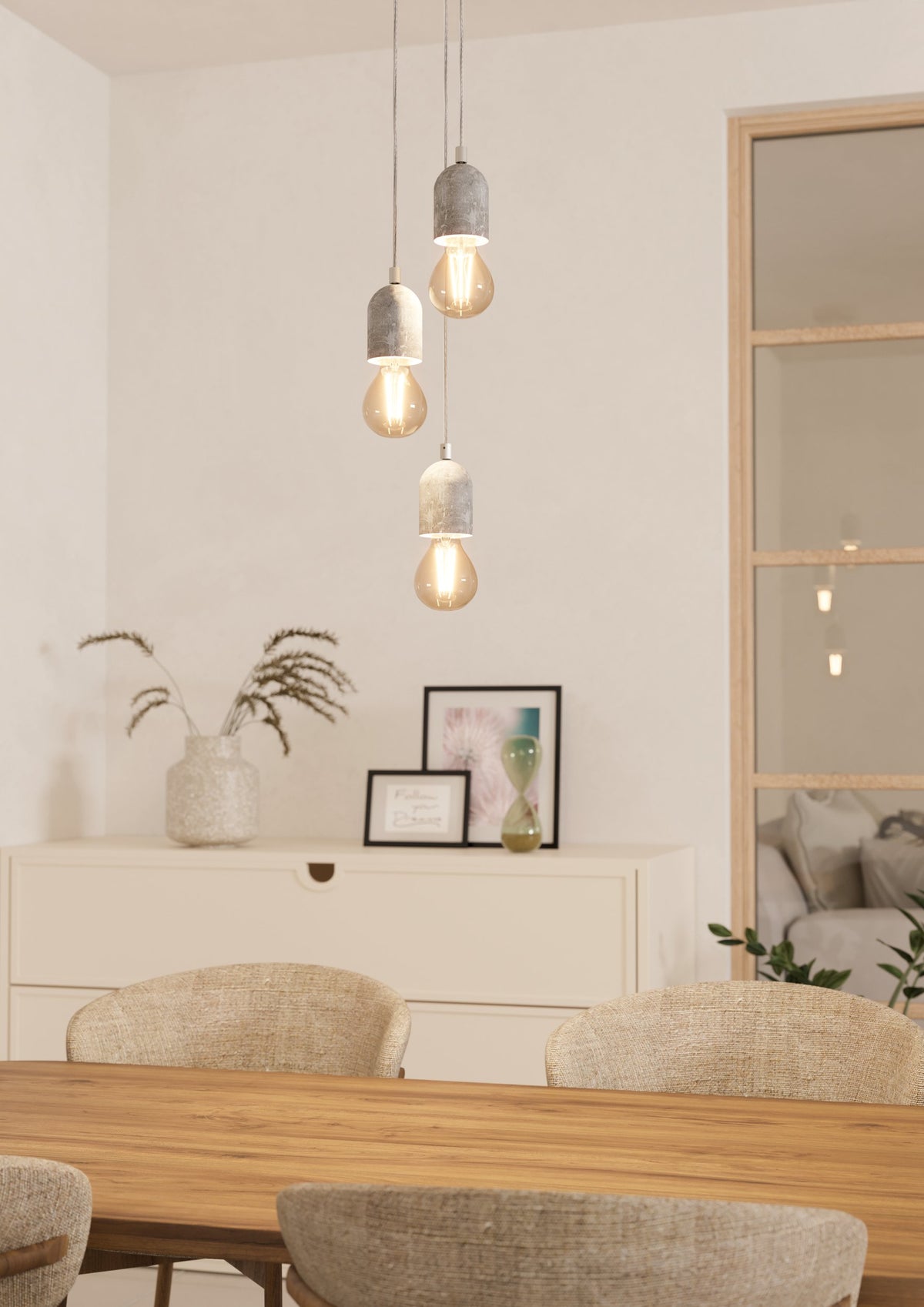 Mise en ambiance au-dessus d'une table en bois, trois ampoules allumées chaleur.