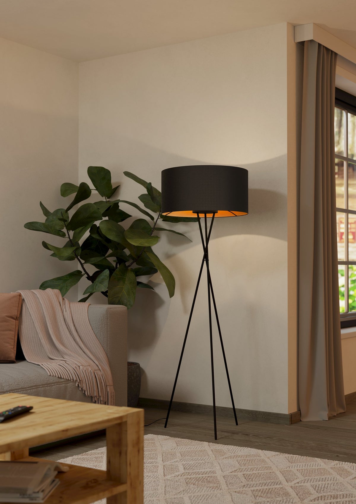 Ambiance chaleureuse du lampadaire allumé près d'un canapé et d'une plante verte