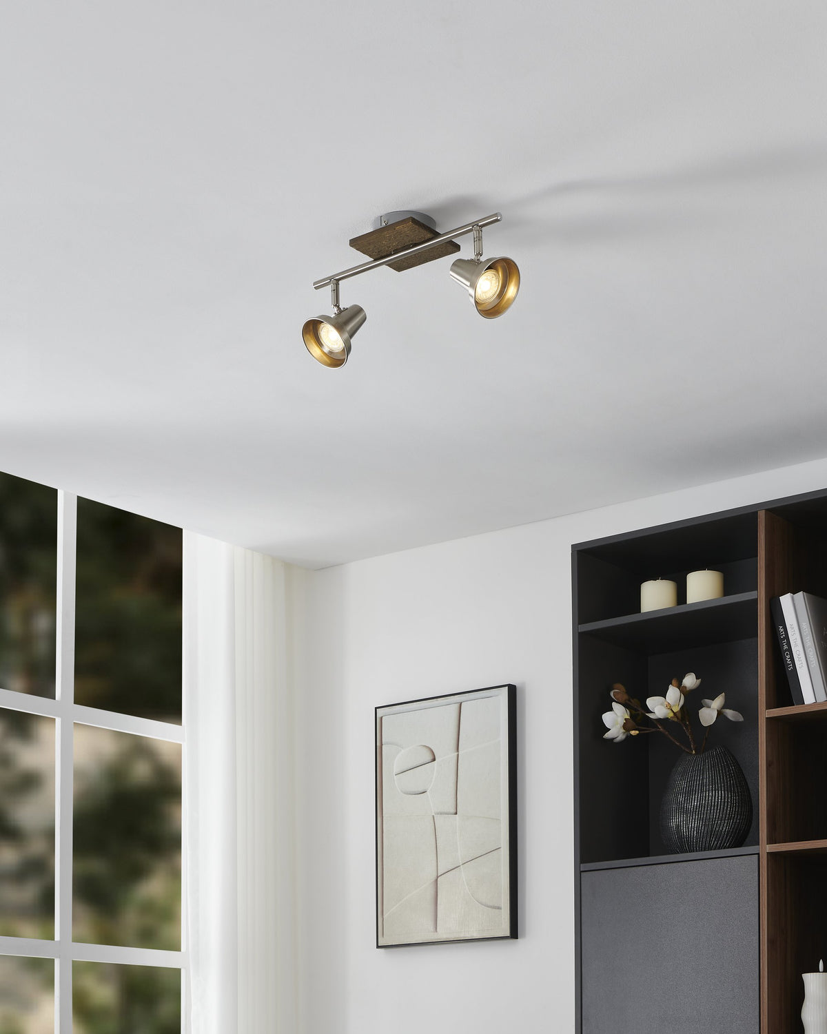 Vue en situation au plafond, spots allumés diffusant une lumière chaude