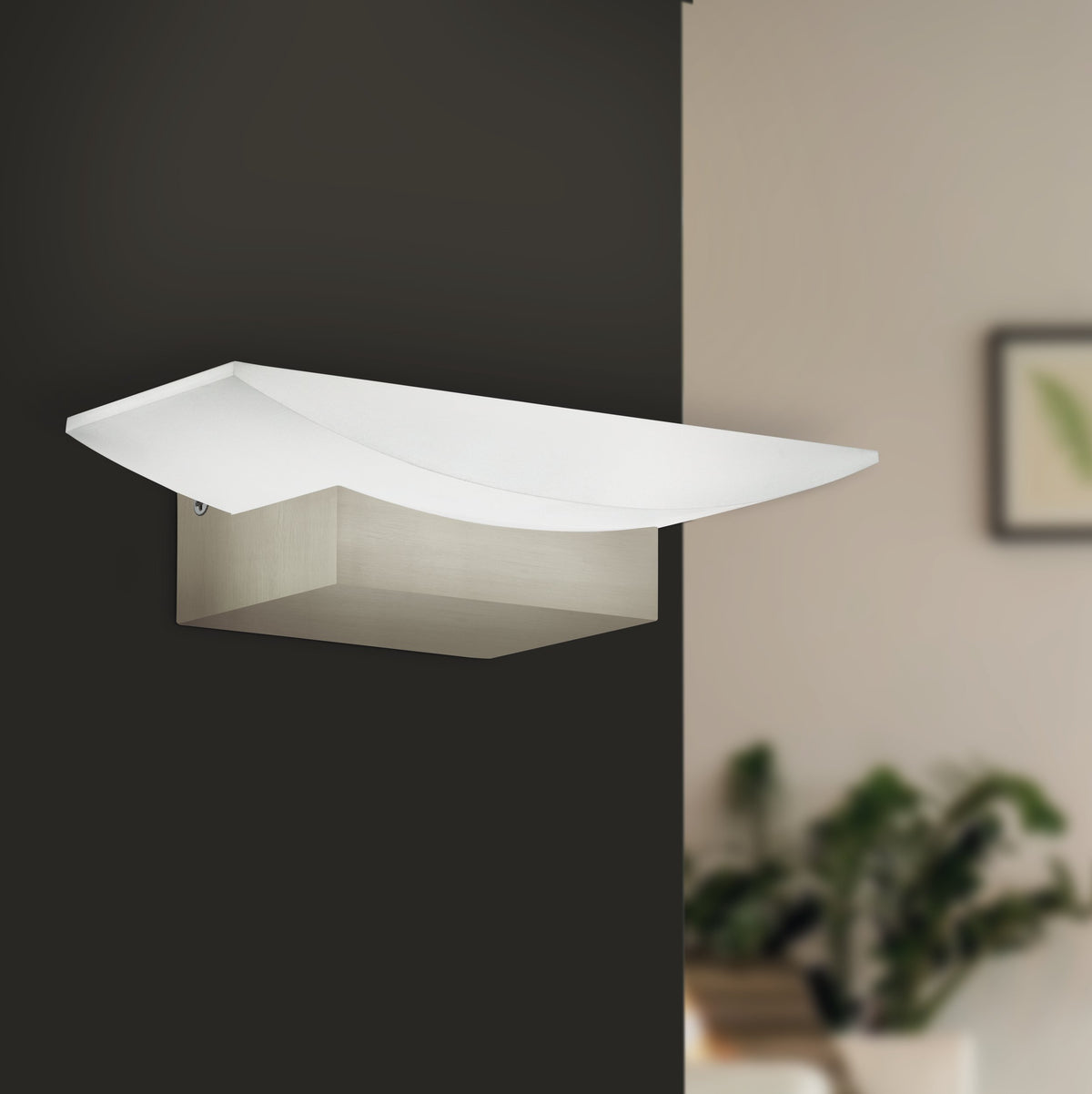 Applique installée sur un mur sombre, éclairant une pièce de vie moderne