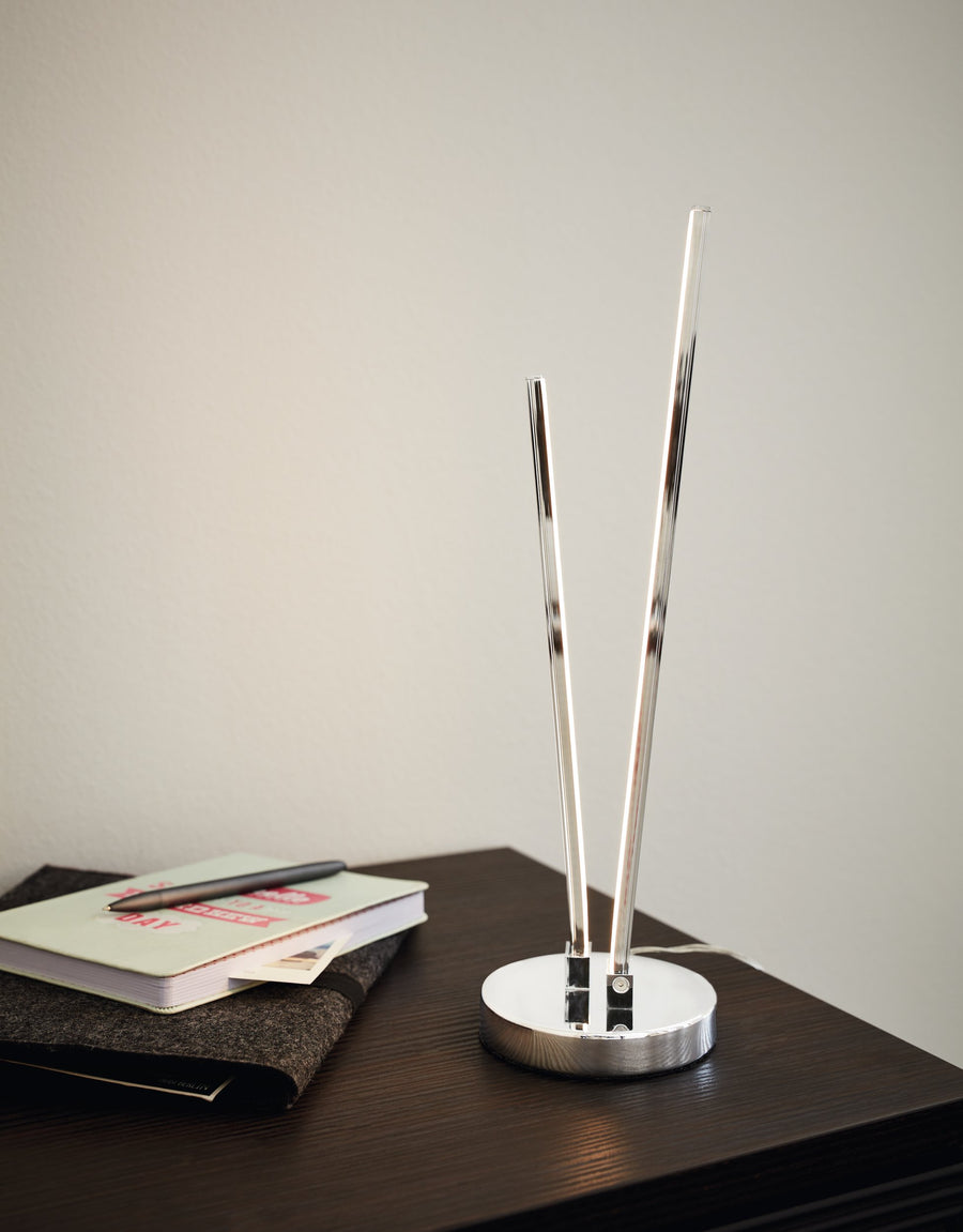 Gros plan sur la lampe posée sur un bureau en bois foncé