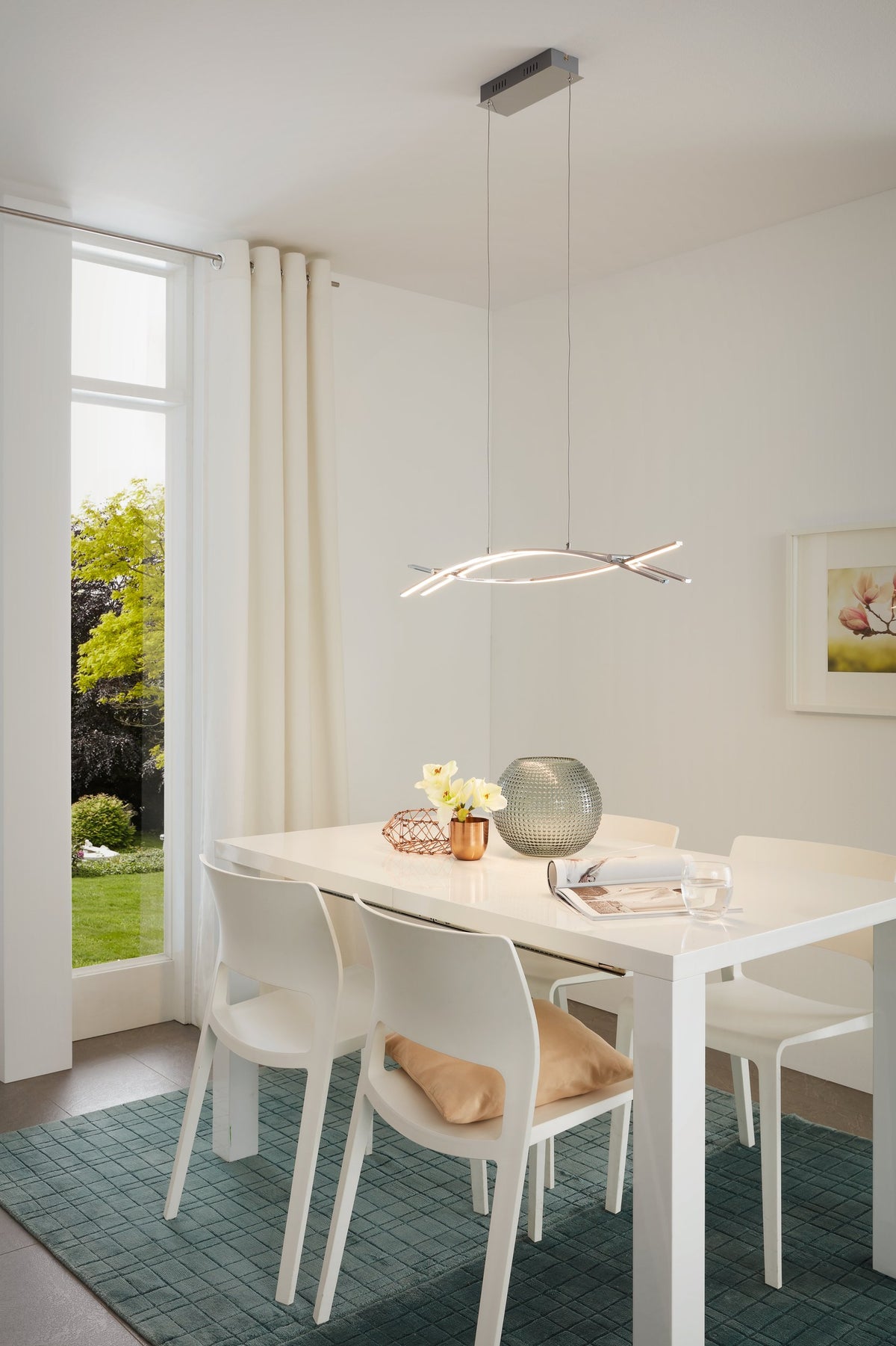 Mise en ambiance au-dessus d'une table blanche dans une salle à manger lumineuse