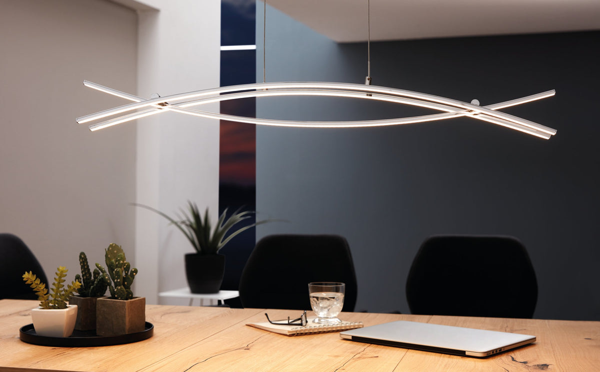 Vue en situation au-dessus d'un bureau en bois, bandeaux LED allumés