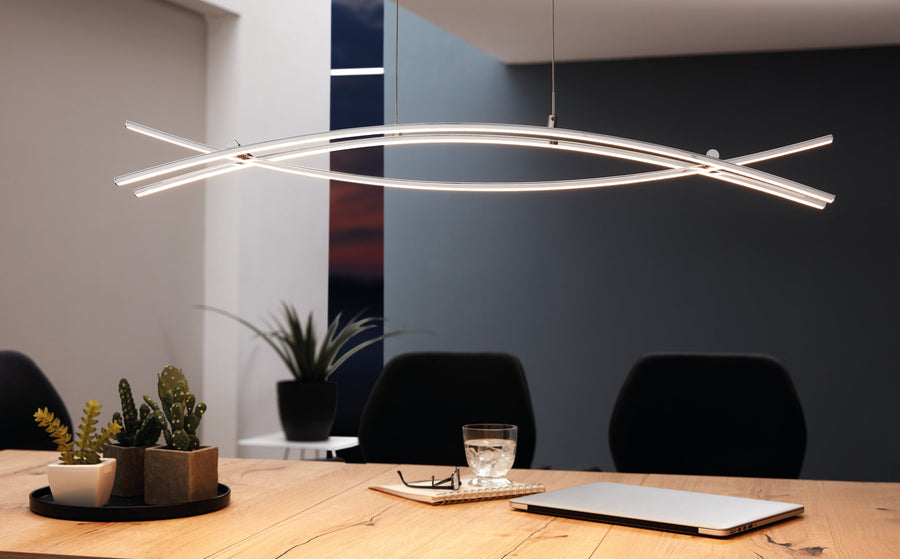 Vue en situation au-dessus d'un bureau en bois, bandeaux LED allumés