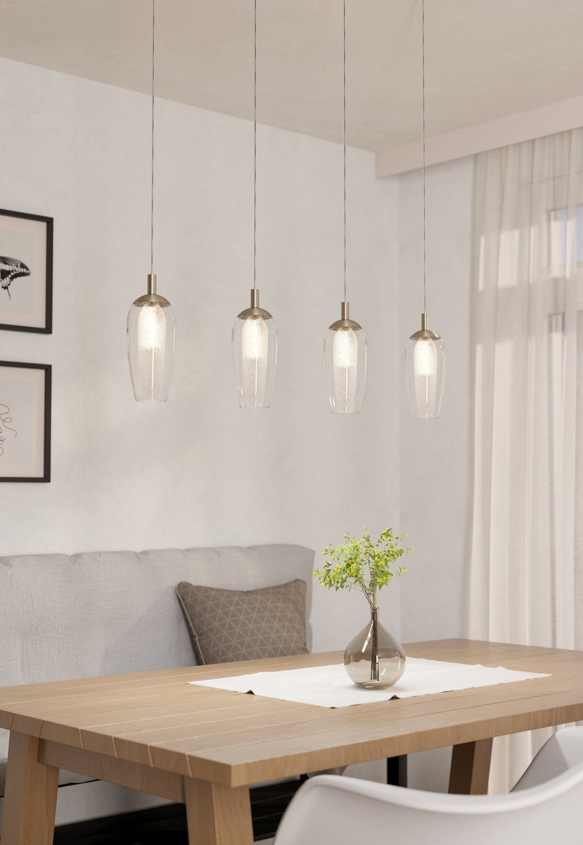 Mise en ambiance au-dessus d'une table à manger en bois clair dans un intérieur lumineux
