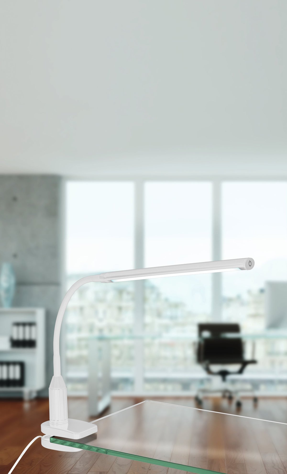 Mise en ambiance dans un bureau lumineux, lampe pincée sur le plan de travail