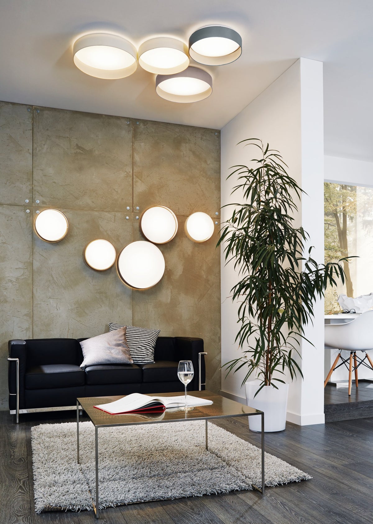 Ambiance salon contemporain avec plafonniers et appliques rondes murales allumées
