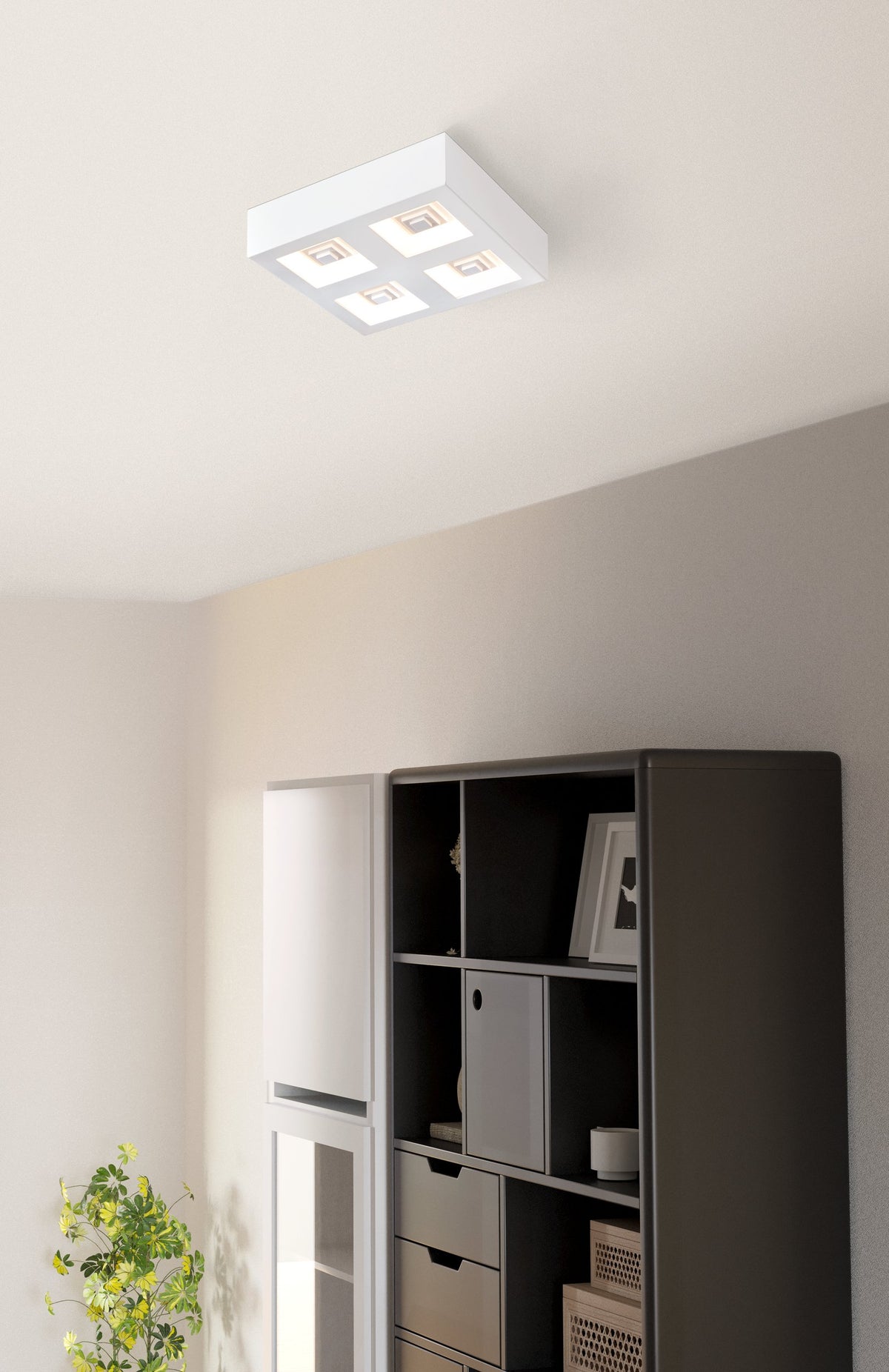 Plafonnier blanc installé au plafond dans un intérieur moderne avec étagère.