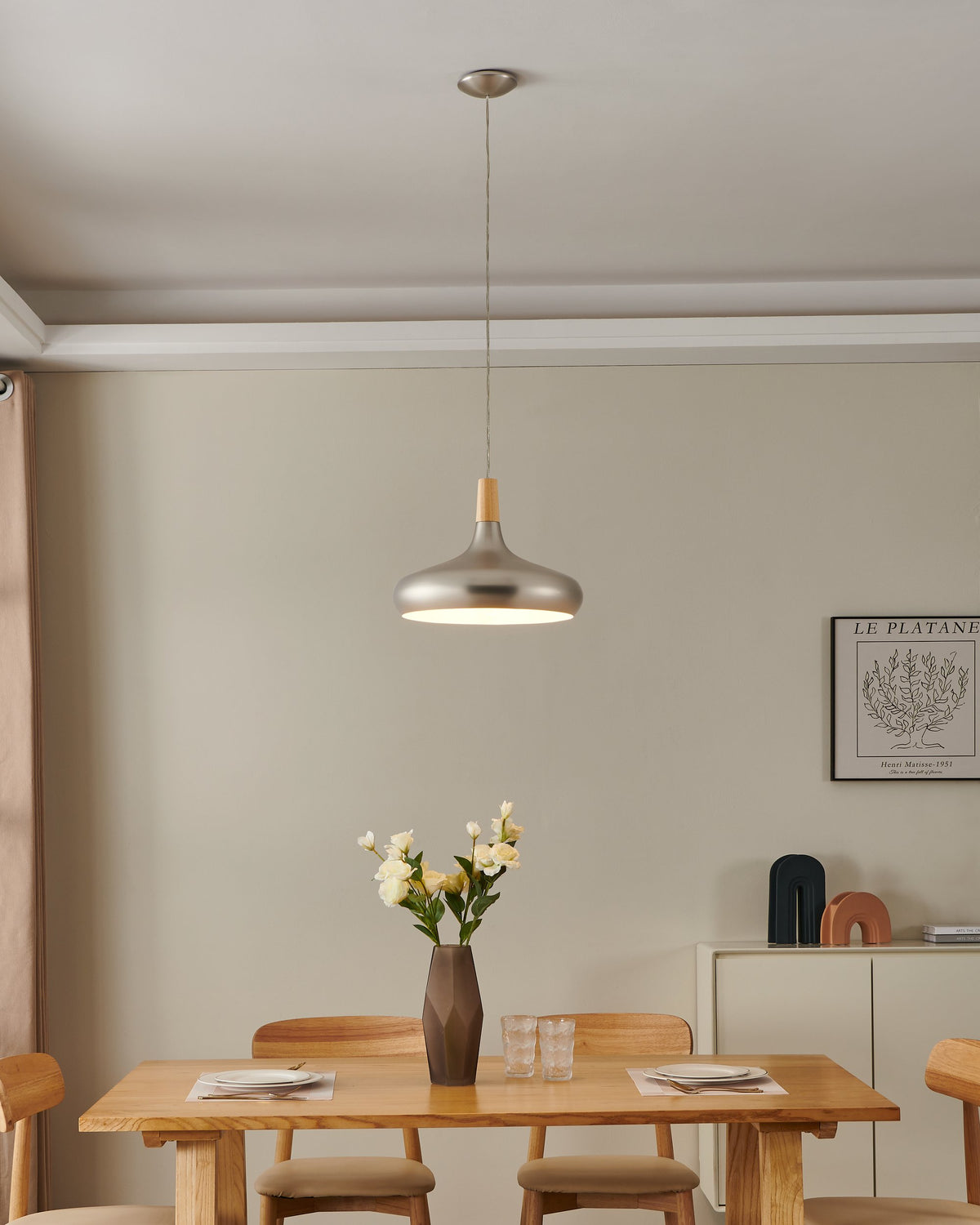 Mise en ambiance au-dessus d'une table à manger en bois dans un intérieur moderne.