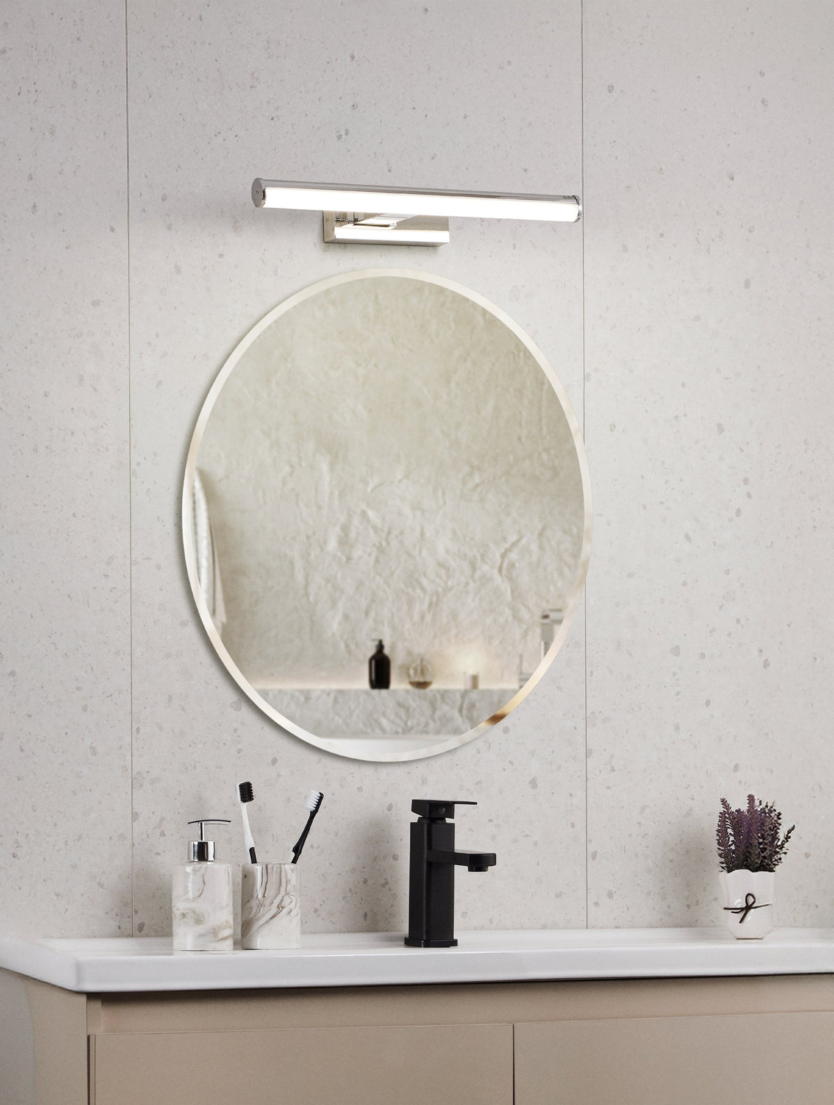 Mise en ambiance au-dessus d'un miroir rond dans une salle de bain contemporaine