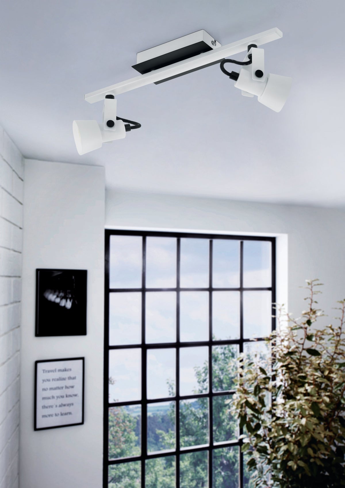 Mise en ambiance au plafond dans un intérieur clair avec grande fenêtre.