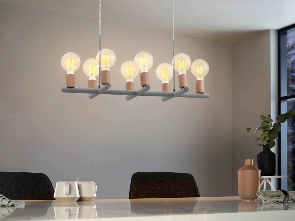 Mise en ambiance au-dessus d'une table à manger, suspension allumée dans un intérieur contemporain