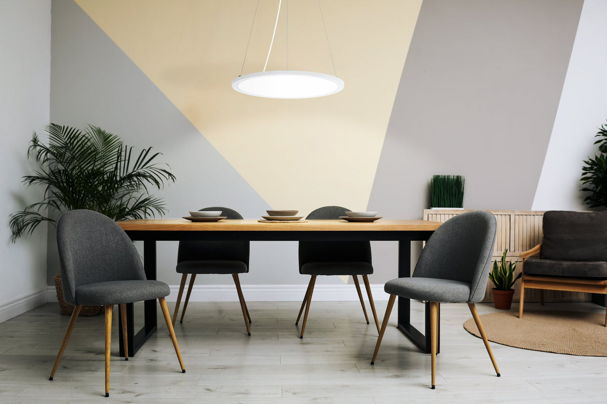 Mise en ambiance au-dessus d'une table à manger dans un intérieur clair
