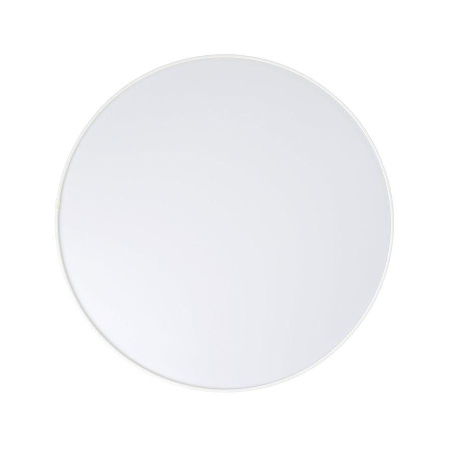 Vue de dessous du diffuseur circulaire blanc, surface lisse et uniforme du luminaire.