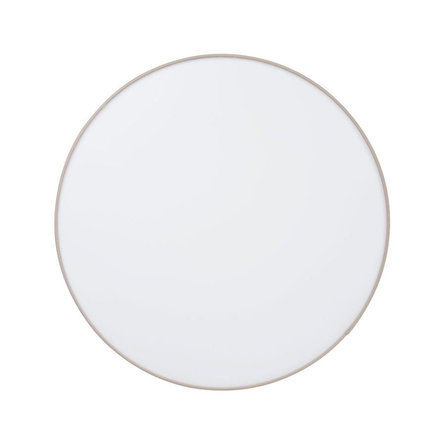 Vue de dessous montrant le grand diffuseur blanc circulaire du plafonnier