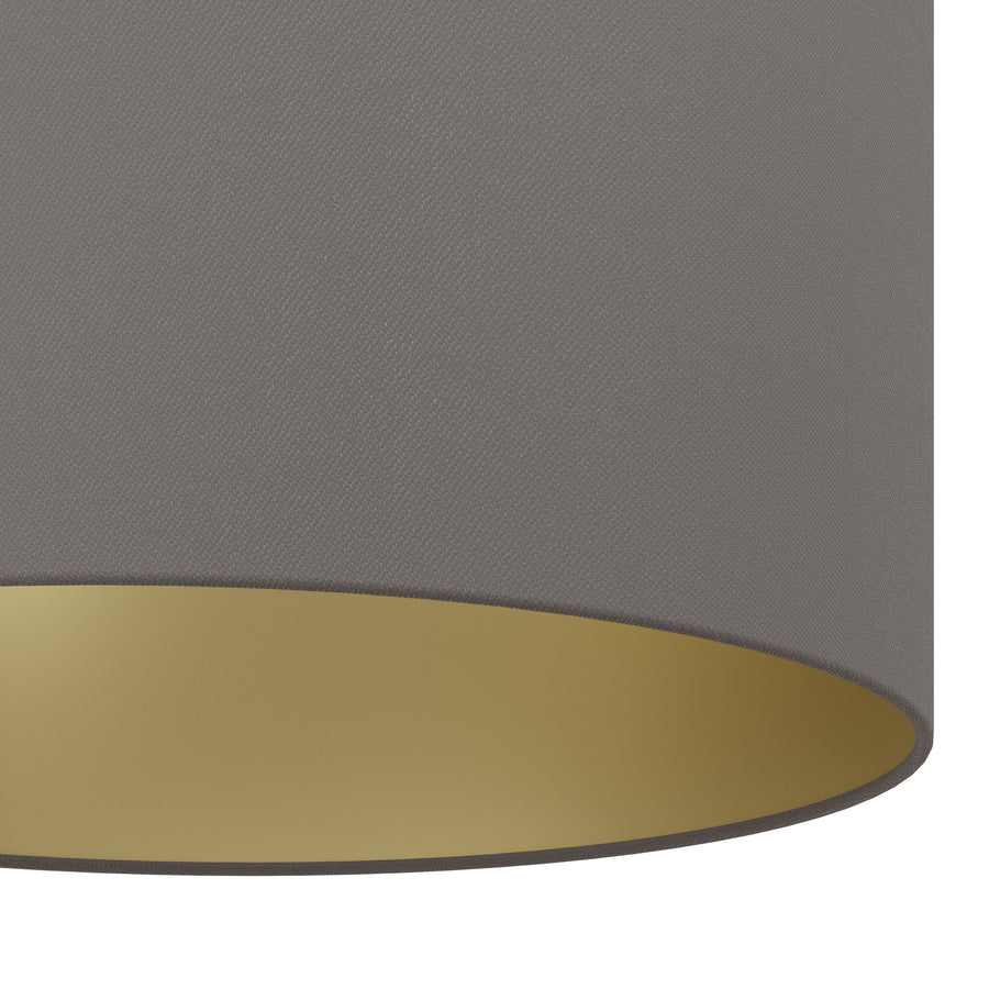 Détail rapproché de la texture tissu gris et du bord intérieur doré de l'abat-jour