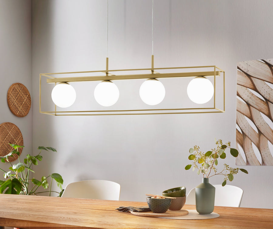Scène d'intérieur : suspension allumée au-dessus d'une table en bois clair.