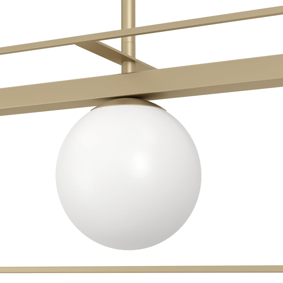 Gros plan sur un globe blanc et son raccord à l'armature dorée.