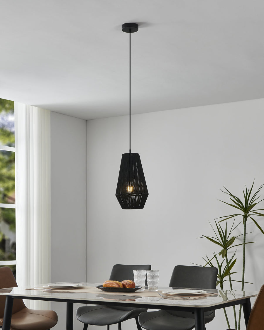 Vue en situation dans une salle à manger, au-dessus d'une table dressée