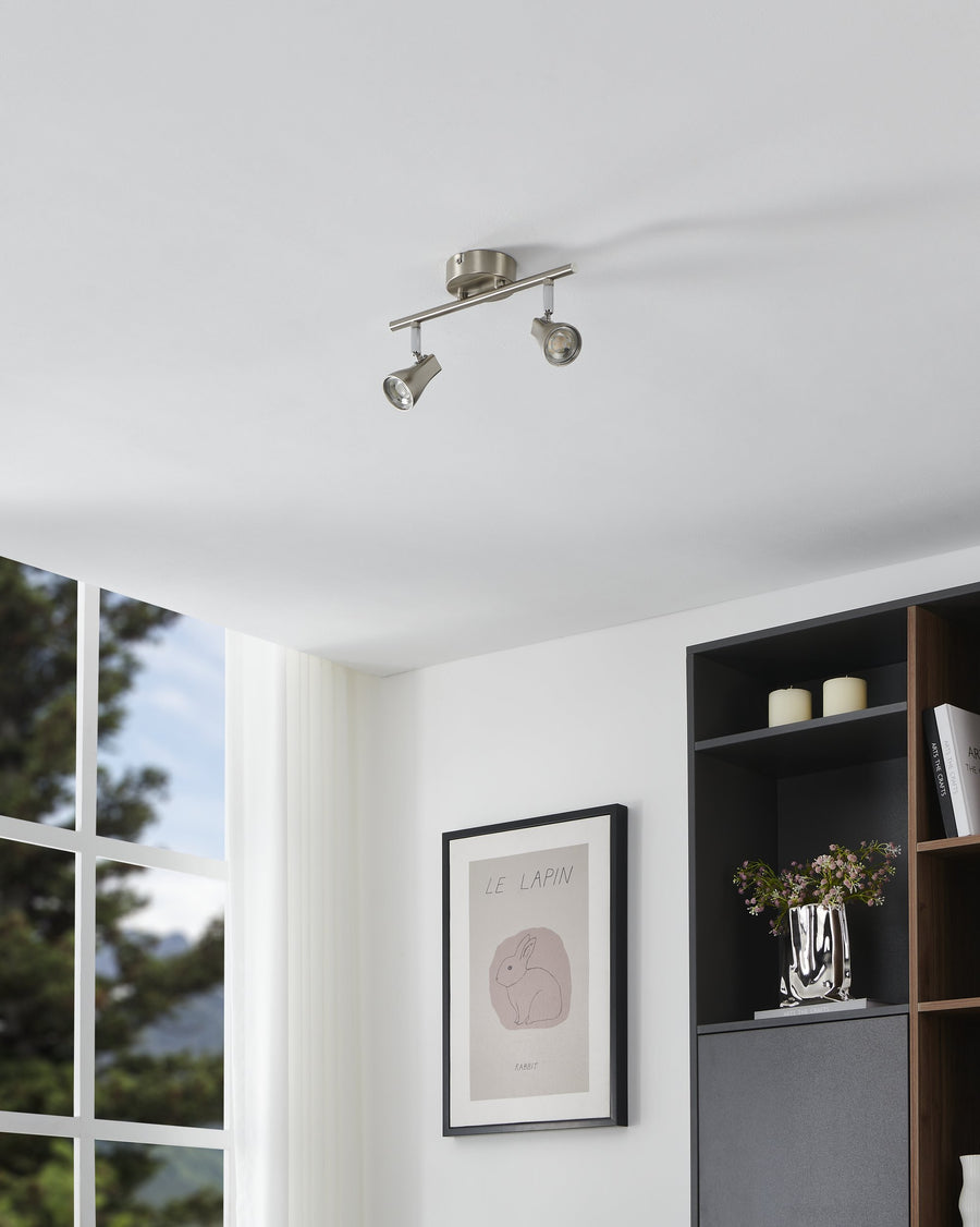 Vue en situation du luminaire fixé au plafond dans un intérieur contemporain clair.