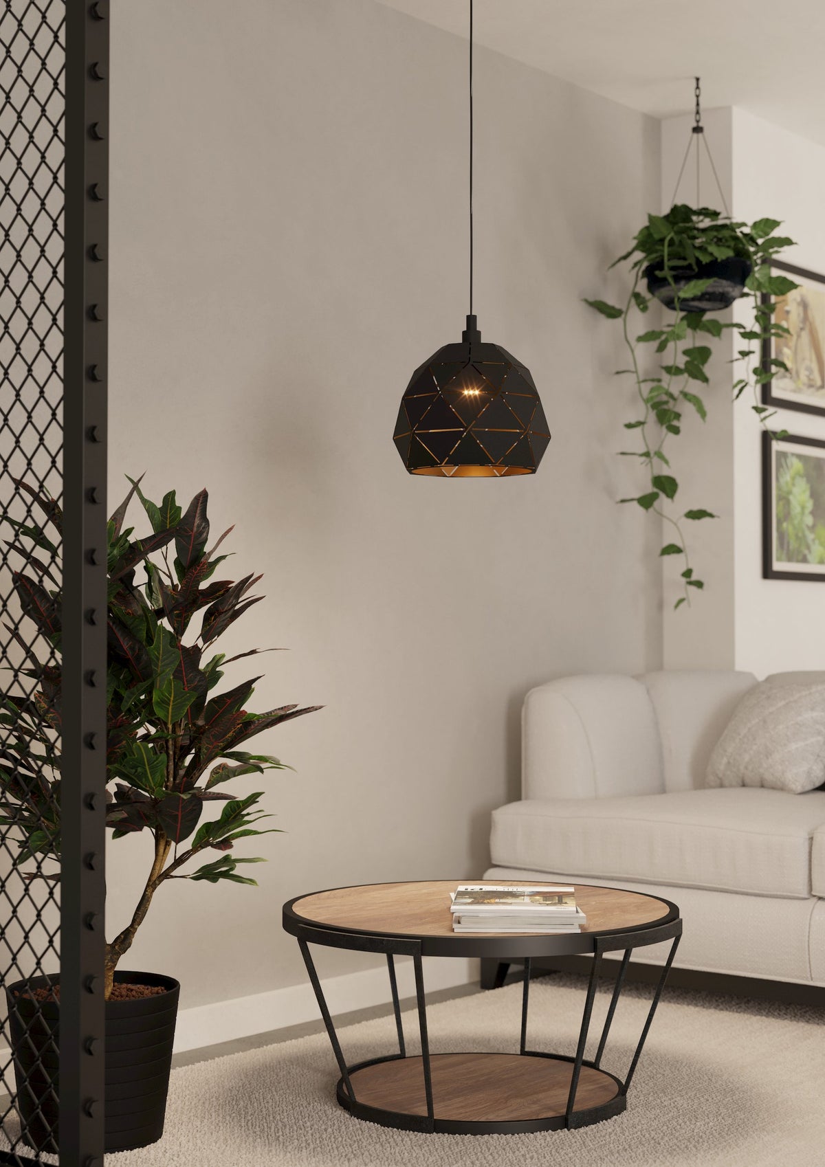 Mise en ambiance du salon avec la suspension allumée au-dessus de la table basse