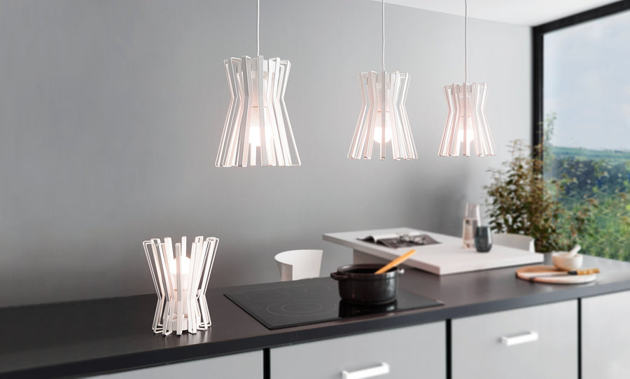 Vue rapprochée des suspensions et d'une lampe posée sur le comptoir noir