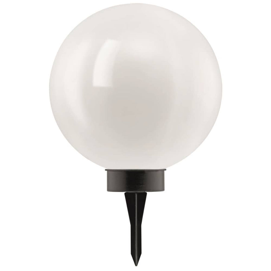 Luminaire extérieur à globe blanc sur pique noire, isolé sur fond blanc.
