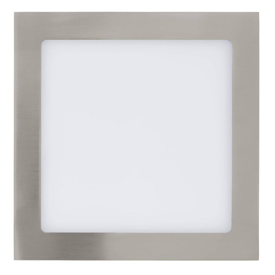 Spot encastrable carré vu de face, cadre nickel satiné et large diffuseur blanc