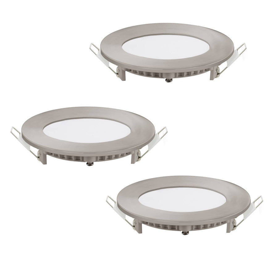 Trois spots encastrables ronds en nickel satiné, vus de biais avec clips de fixation.