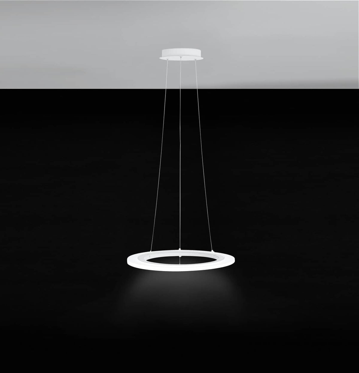 Mise en ambiance dans une pièce sombre, l'anneau blanc diffuse une lumière douce
