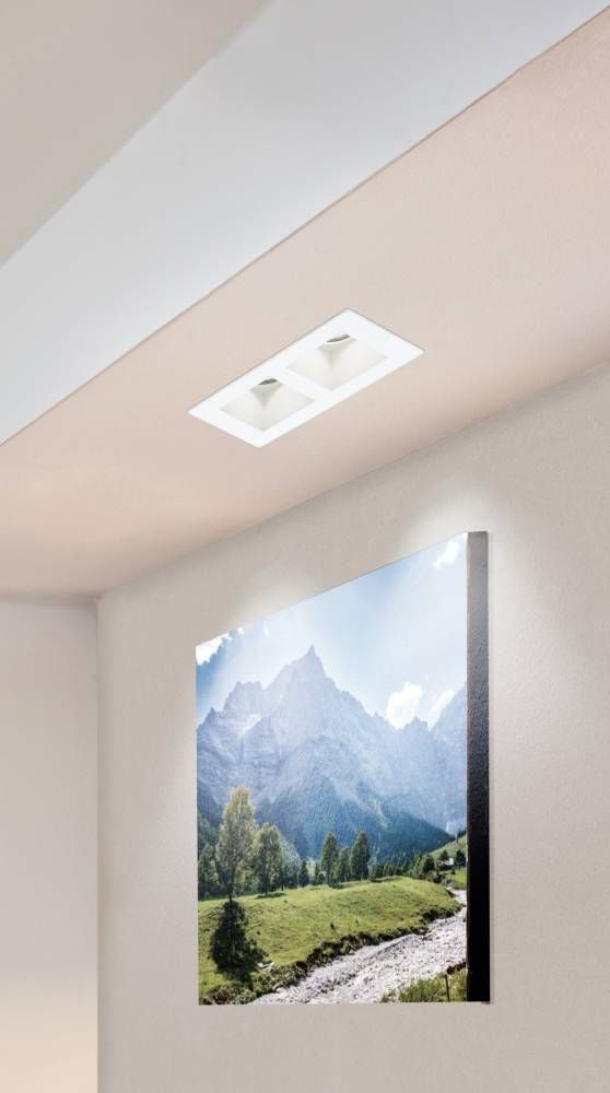 Mise en ambiance d'un spot encastrable blanc double dans un plafond avec tableau.