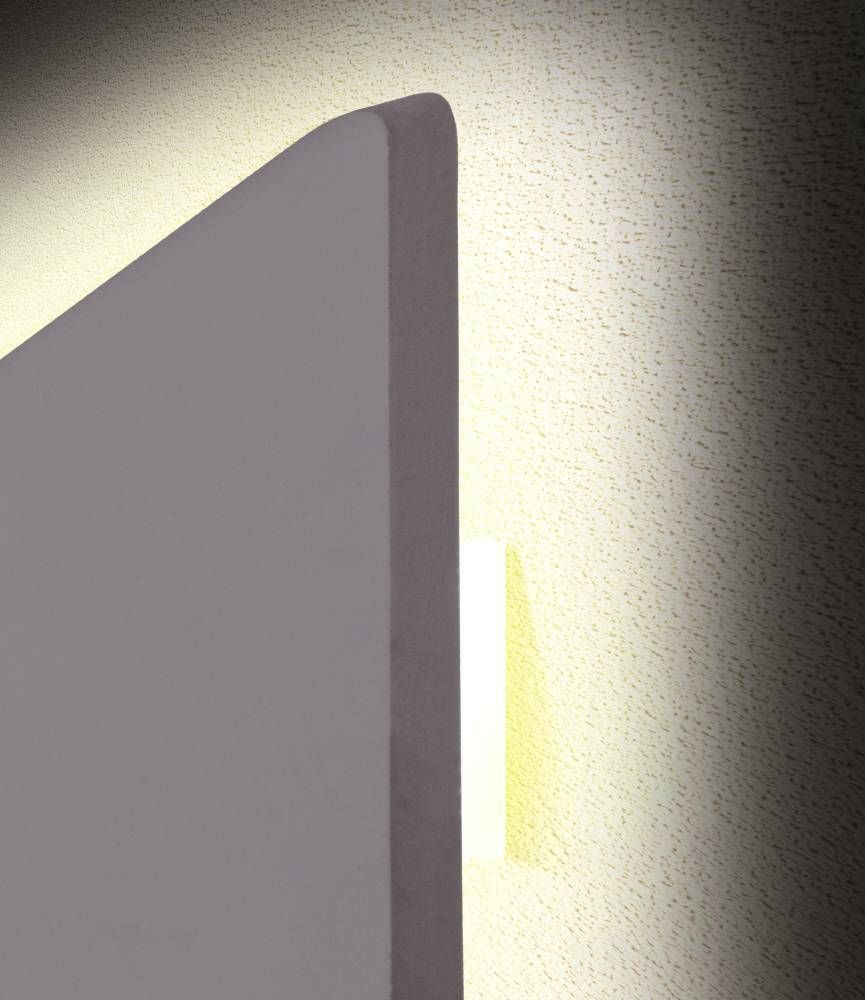 Détail du bord fin du diffuseur éclairant un mur texturé