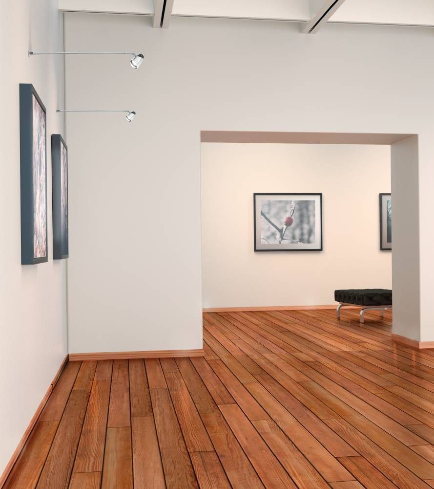 Mise en ambiance dans une galerie d'art, deux appliques éclairant des tableaux