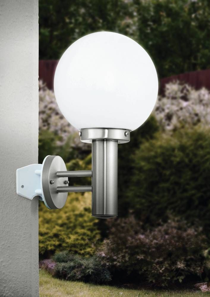 Applique extérieure en situation sur un mur avec globe blanc et bras inoxydable.