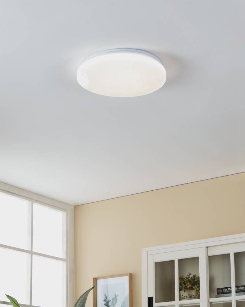 Mise en ambiance du luminaire installé au plafond dans un intérieur clair