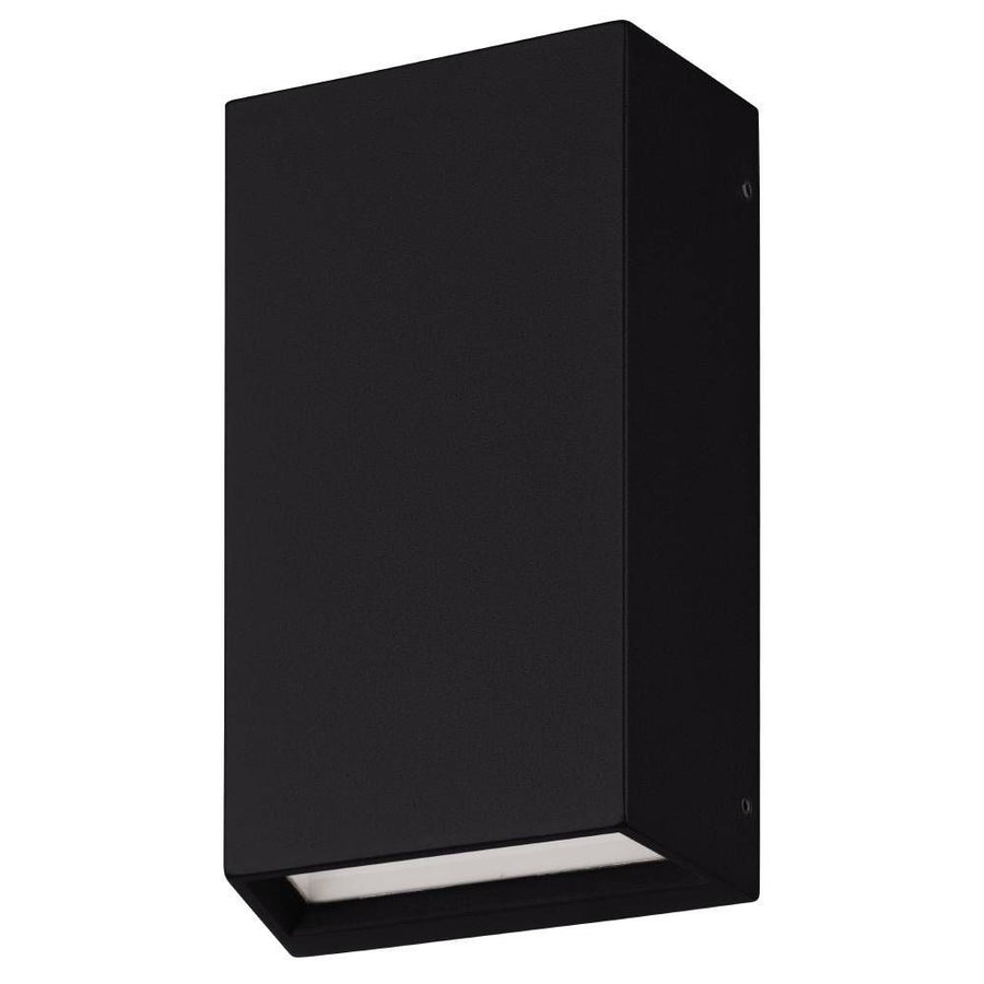 Applique noire rectangulaire vue de trois quarts sur fond blanc, diffuseur en bas