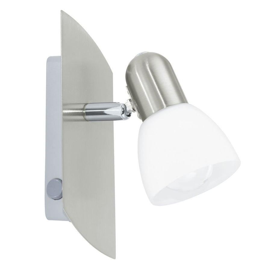Spot mural vu de profil sur fond blanc, support nickel et diffuseur en verre blanc.