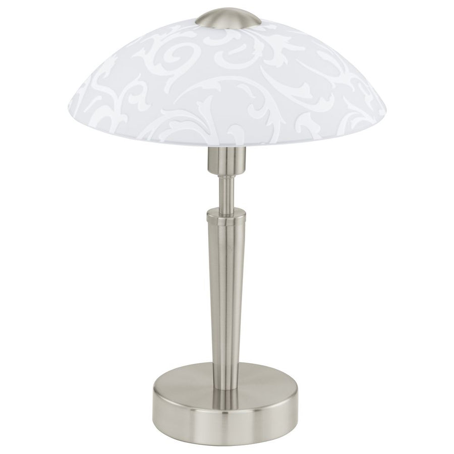 Lampe à poser de face, abat-jour dôme blanc et pied cylindrique nickel brossé.