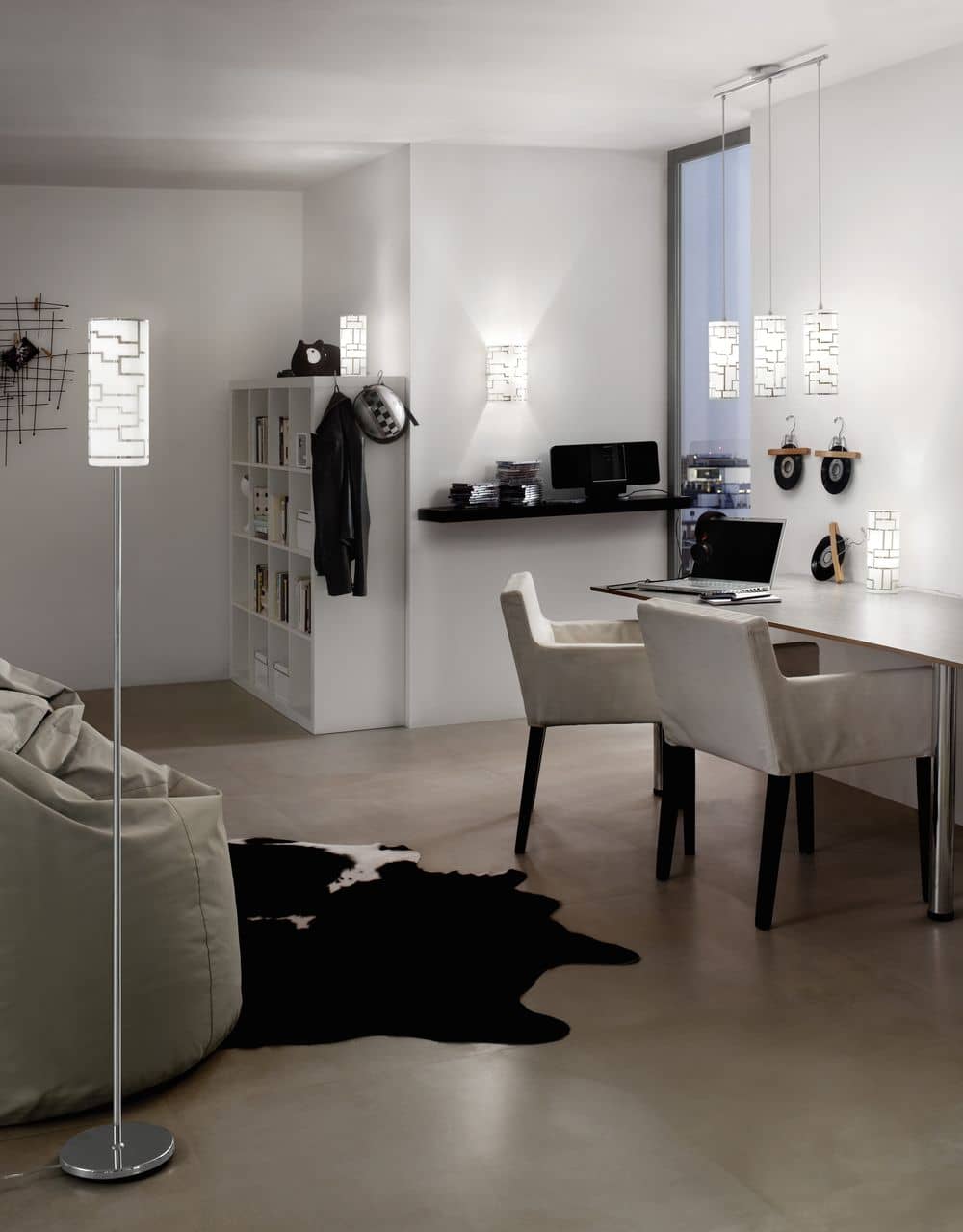 Mise en ambiance du coin bureau avec suspension, lampadaire et appliques assortis