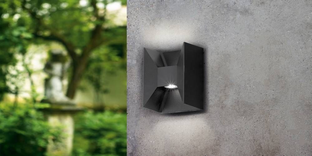 Gros plan de l'applique sur béton, faisceau lumineux dirigé vers le bas