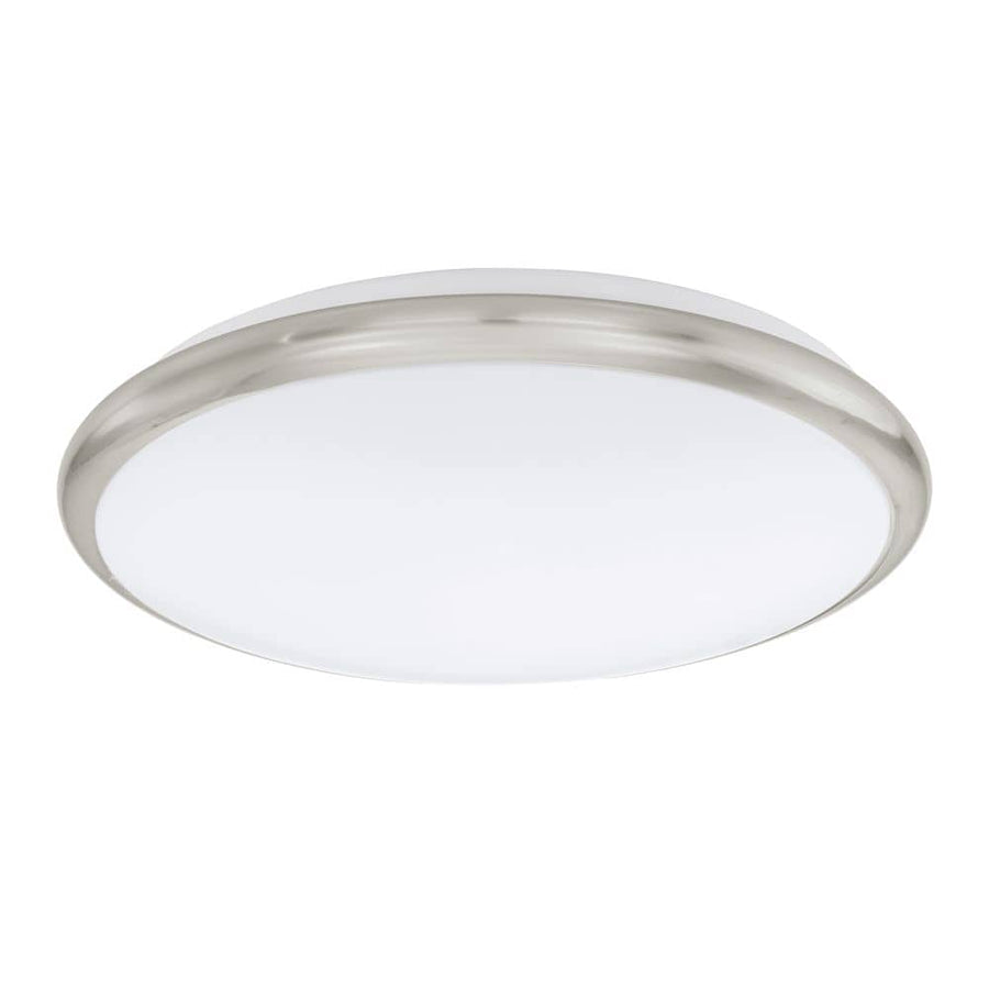 Vue de trois quarts du plafonnier rond, bordure nickel brossé et diffuseur blanc opaque